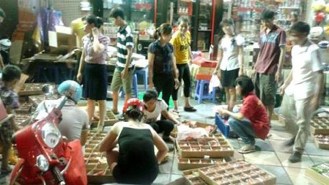 Bánh Trung thu ế được các lò bánh kẹo mua lại để sản xuất ra bánh kẹo mới. Ảnh: An Ninh Thủ Đô