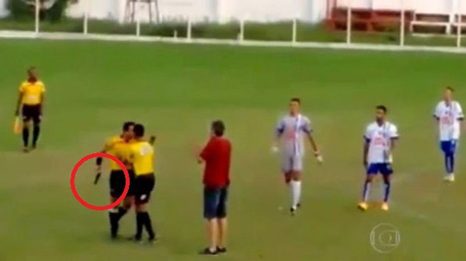 'Bất lực' với thẻ, trọng tài xử lý cầu thủ bằng... súng