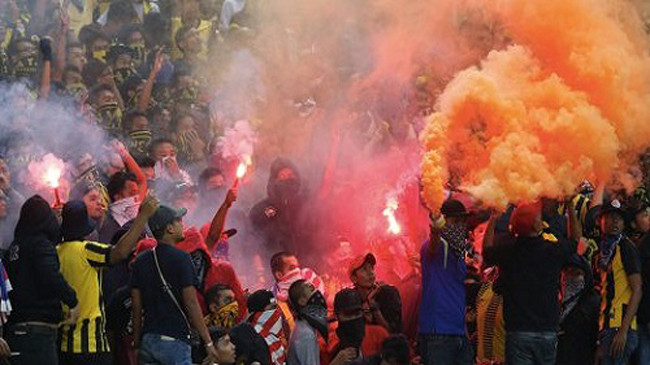 Nhóm CĐV quá khích của Malaysia đốt pháo sáng. Ảnh: Sabudin.