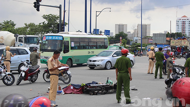 Hai ông cháu tử vong dưới bánh xe ben