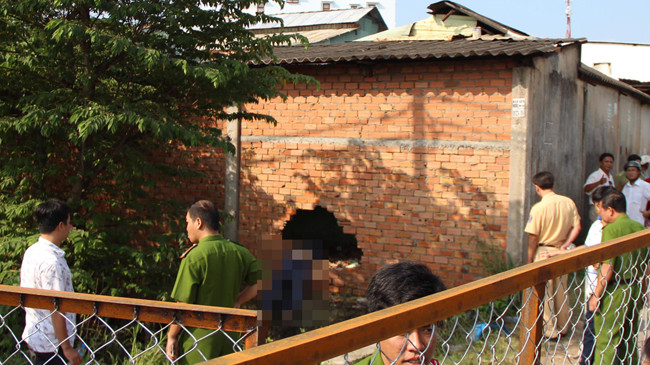 Hiện trường phát hiện 2 thi thể thanh niên trên lỗ thủng của bức tường nhà kho