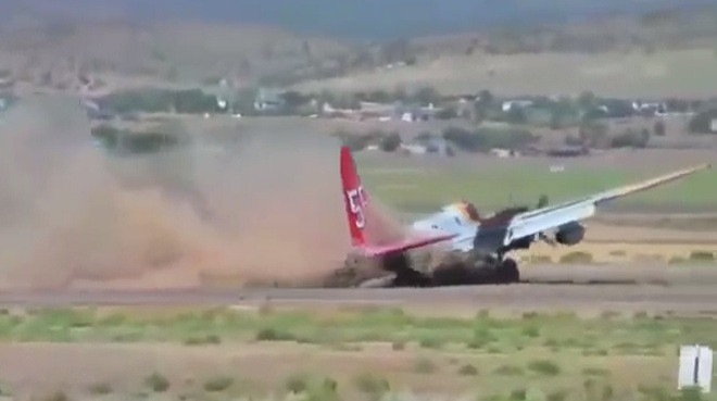 Thót tim màn hạ cánh máy bay hỏng động cơ