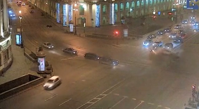 Ô tô vượt đèn đỏ gây tai nạn kinh hoàng