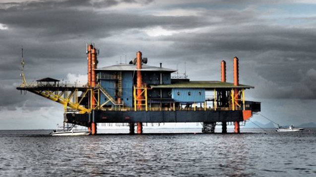 Khách sạn làm từ giàn khoan này nằm thuộc Seaventures Dive Rig Resort nằm gần hòn đảo Mabul của Malaysia.