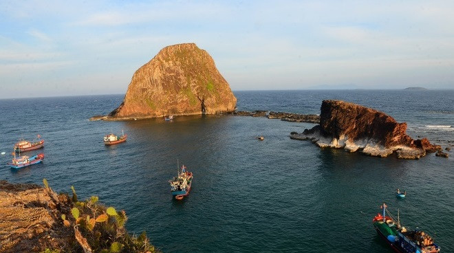 Hòn Yến, xã An Hòa, huyện Tuy An nằm cách thành phố Tuy Hòa, tỉnh Phú Yên 15 km theo đường bê tông ven biển qua các làng quê thanh bình. Được gọi là Hòn Yến vì ngày xưa nơi đảo nhỏ này có rất nhiều chim yến về làm tổ.