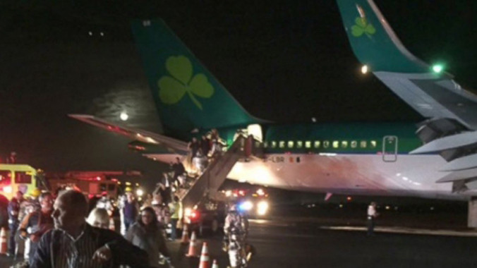 Máy bay hạ cánh khẩn chỉ vài phút sau khi cất cánh. Ảnh: ABCNews