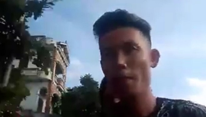 Hiệp 'gà' tự quay clip vi phạm luật giao thông