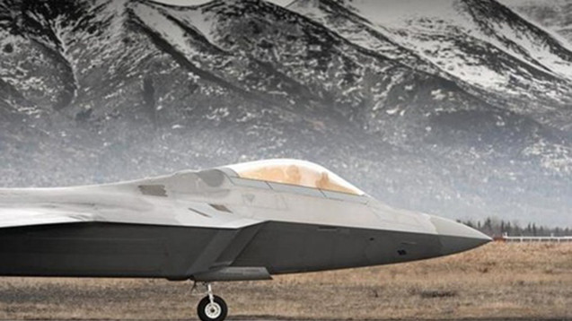 Máy bay tiêm kích đa nhiệm F-22 của Mỹ trên đường băng ở vùng núi Chugach, bang Alaska. F-22 thường được Mỹ sử dụng để giám sát các phi cơ Nga. Ảnh: Los Angeles Times