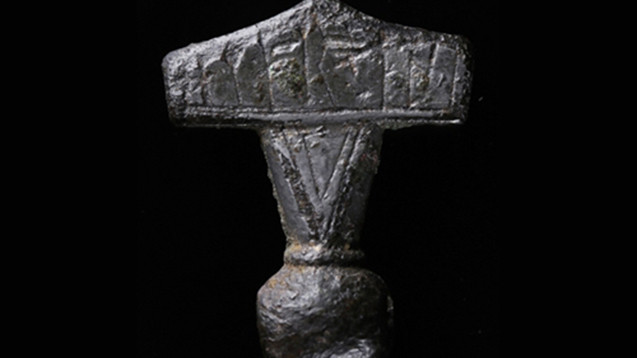 Tấm bùa hộ mệnh được tìm thấy ở đảo Lolland, Đan Mạch. Ảnh: Discovery News