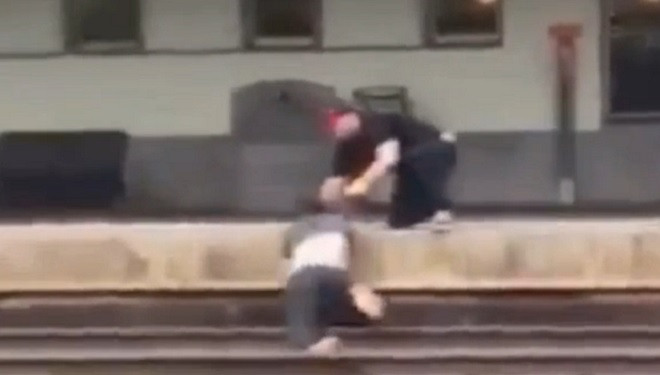 Giây phút người đàn ông thoát chết gang tấc khi tàu hỏa lao tới