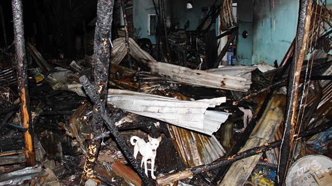 5 căn nhà ở Xóm Cồn đối diện Dinh Cậu (Phú Quốc, Kiên Giang) bị cháy rụi trong đêm. 