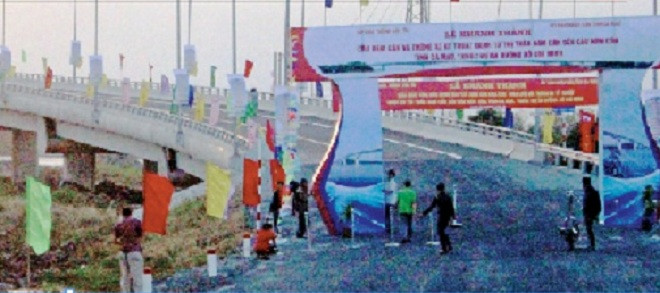 Công trình cầu Năm Căn vượt sông Cái Lớn nối liền huyện Năm Căn và Ngọc Hiển