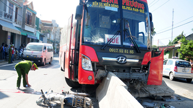 Tông chết cụ ông đi xe máy qua đường, xe khách lên dải phân cách. Ảnh: Trí Tín.