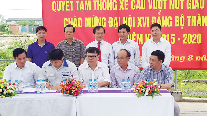 Đại diện các bên kí cam kết về tiến độ và chất lượng của cầu vượt Bắc Hồng - Văn Điển