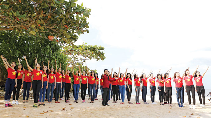 Dàn Người đẹp Hoa hậu Việt Nam 2014 cùng Nghệ sĩ ưu tú Tạ Minh Tâm quay MV “Tổ quốc gọi tên mình” trên hòn đảo Đồi Mồi, Phú Quốc. Ảnh: Hồng Vĩnh