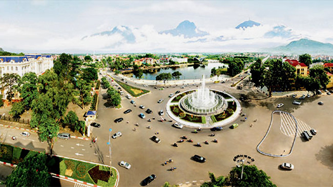 Thành phố Vĩnh Yên là tỉnh lỵ của tỉnh Vĩnh Phúc, cách trung tâm thủ đô Hà Nội 55km, cách sân bay Quốc tế Nội Bài 25km, có quốc lộ 2, đường sắt, đường cao tốc Hà Nội – Lào Cai chạy qua, Vĩnh Yên trở thành đầu mối có nhiều tuyến du lịch nội và ngoại tỉnh. 