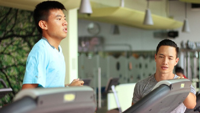 Kim Lý hướng dẫn Lý Hoàng Nam trong việc rèn thể hình.