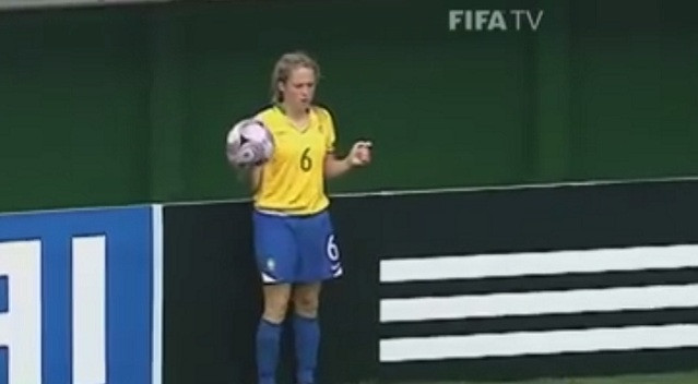 Bàn thắng từ pha nhào lộn ném biên 'có một không hai'