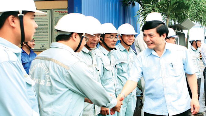 Ông Bùi Văn Cường, Ủy viên Dự khuyết BCH T.Ư Đảng, Bí thư Đảng ủy Khối Doanh nghiệp T.Ư thăm cơ sở