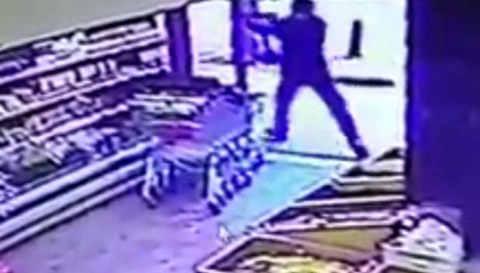 Hình ảnh cắt từ camera an ninh cho thấy tay súng đang khai hỏa (Ảnh: BBC)