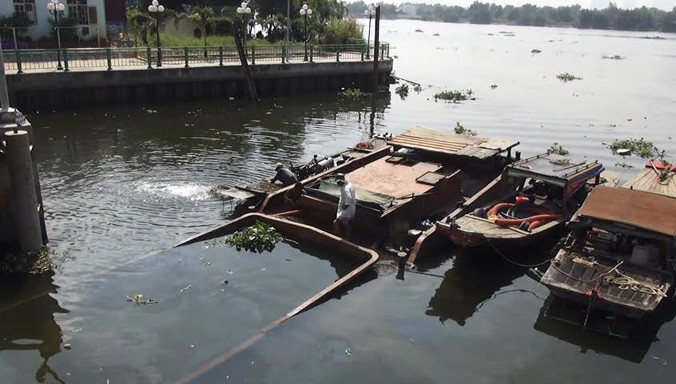 Hiện trường sà lan chìm.