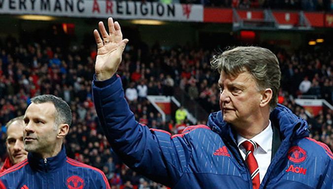 Van Gaal trút bỏ ít nhiều áp lực nhờ chiến thắng của Man Utd hôm qua. Ảnh: Reuters.