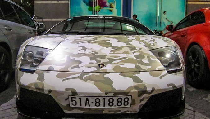 Chiếc Lamborghini Murcielago LP640 trước đây sở hữu màu xanh nõn chuối mới được chủ nhân đổi màu, bằng cách dán decal mang phong cách "nhà binh" đầy độc đáo và mới lạ.