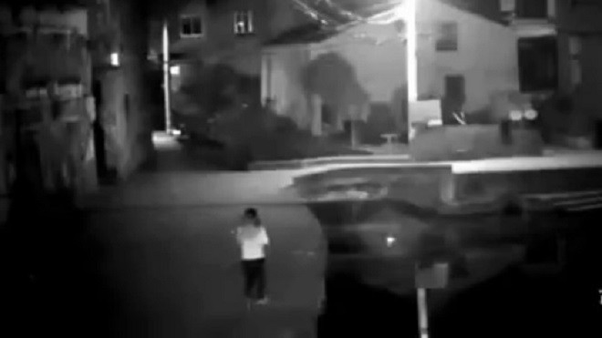 Cô gái bước hụt xuống ao chìm nghỉm vì mải dùng điện thoại