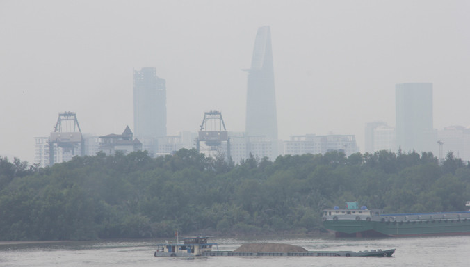 Mù sương bao phủ giữa trưa nắng nóng khắp Sài Gòn.