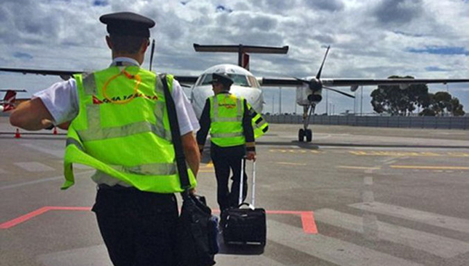 Được coi là một trong những nghề nghiệp hấp dẫn nhất thế giới, phi công và tiếp viên hàng không có cơ hội đặt chân đến bất cứ nơi đâu trên thế giới. Và dĩ nhiễn, cuộc sống của họ sau những hành trình luôn được khá nhiều người quan tâm. Ảnh: Tom Cross/Inst