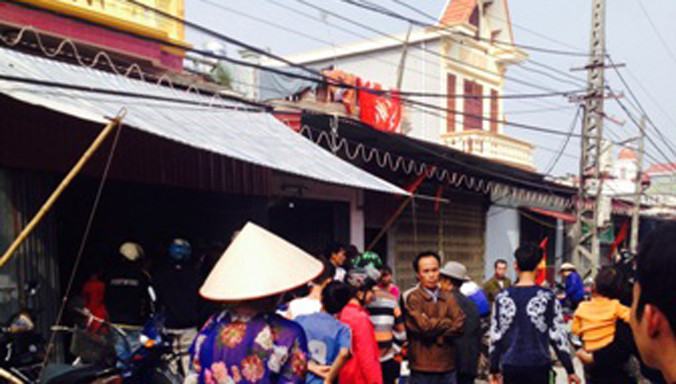 Đường giây điện chỉ cách ngôi nhà đang sơn hơn 1 mét.