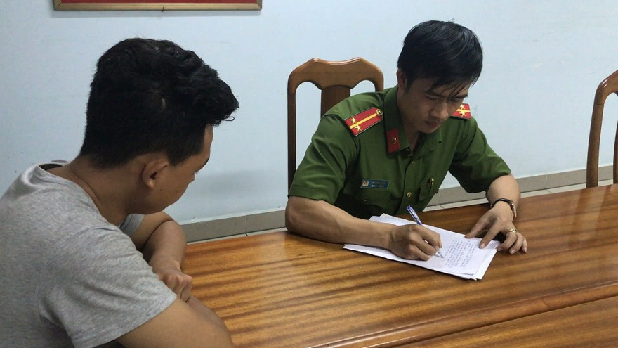 Công an lấy lời khai điều tra vụ việc.