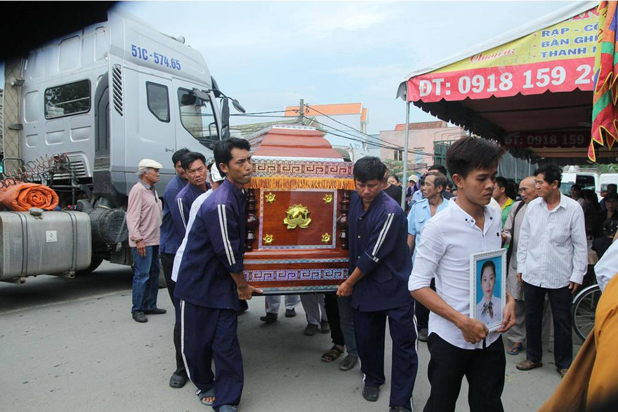 Linh cữu chị N. được đưa về gia đình lo hậu sự.