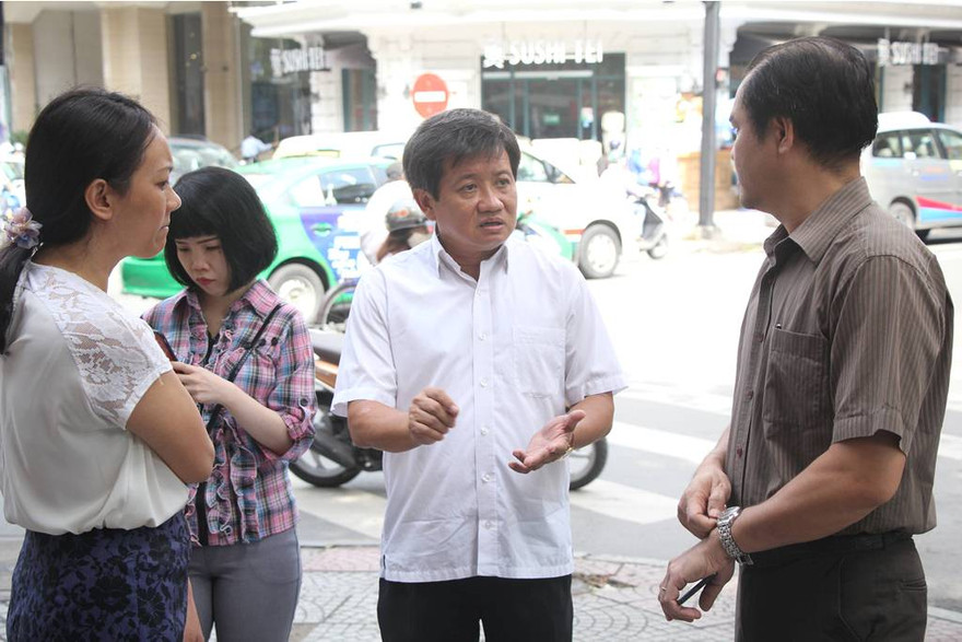 Ông Đoàn Ngọc Hải dẫn đầu đoàn liên ngành kiểm tra PCCC sáng 1/6.