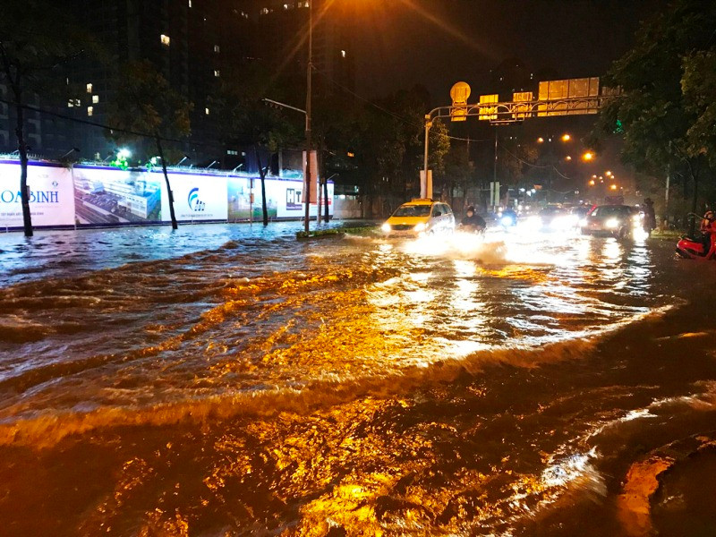 Cơn mưa tối 1/6 khiến nhiều tuyến đường ở TPHCM ngập nặng.