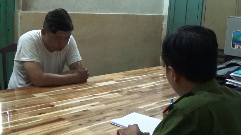 Giật túi xách xong Thành tăng ga tháo chạy nhưng ngã nên bị bắt.