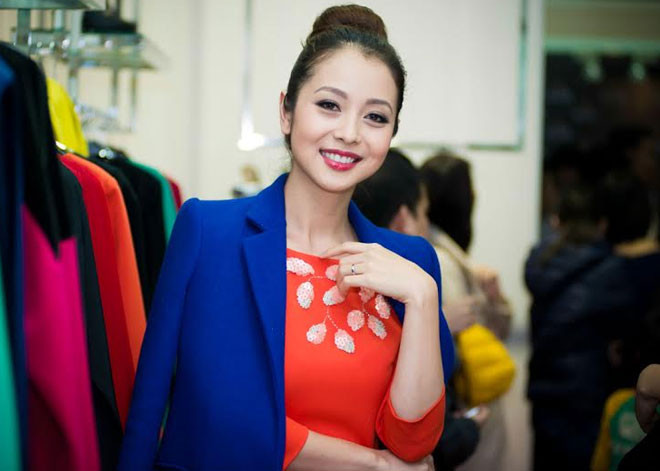 Jennifer Phạm khoe eo thon dáng nuột