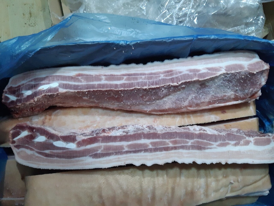 Thịt lợn đông lạnh nhập khẩu hiếm có ở siêu thị.