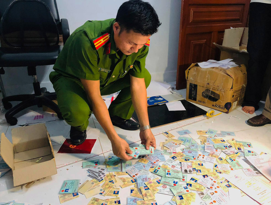 Nhiều loại giấy tờ giả bị thu giữ.