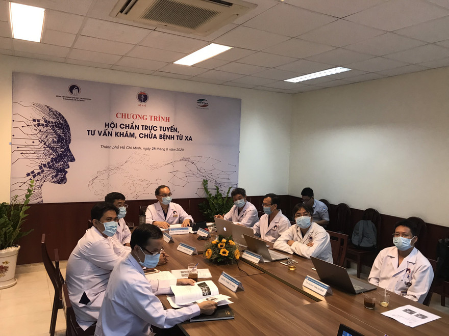 Các bác sĩ hội chẩn từ xa để điều trị nhiều ca bệnh phức tạp.