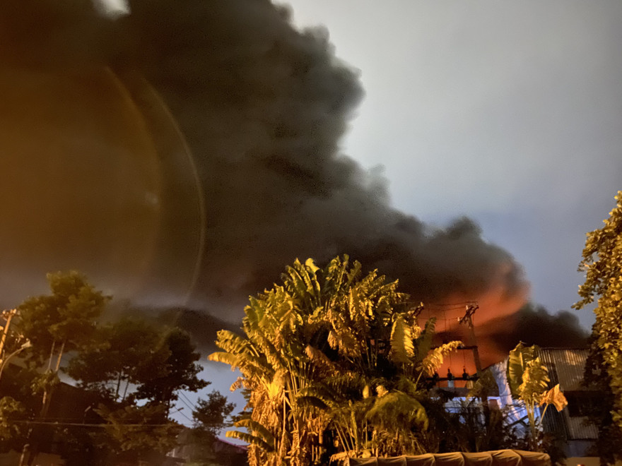 Khói lửa bốc lên nghi ngút tại hiện trường.