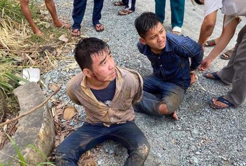 Hai tên trộm chó bị người dân truy bắt.