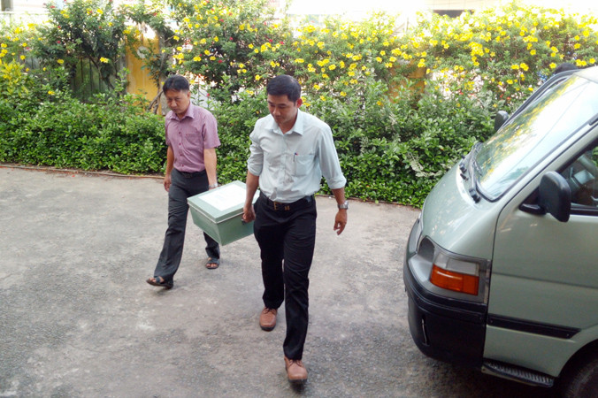 Vận chuyển đề thi về các điểm thi.