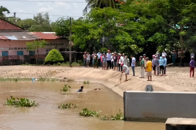 Hiện trường nơi phát hiện thi thể người đàn ông nằm úp mặt trên nhánh sông Bảo Định.