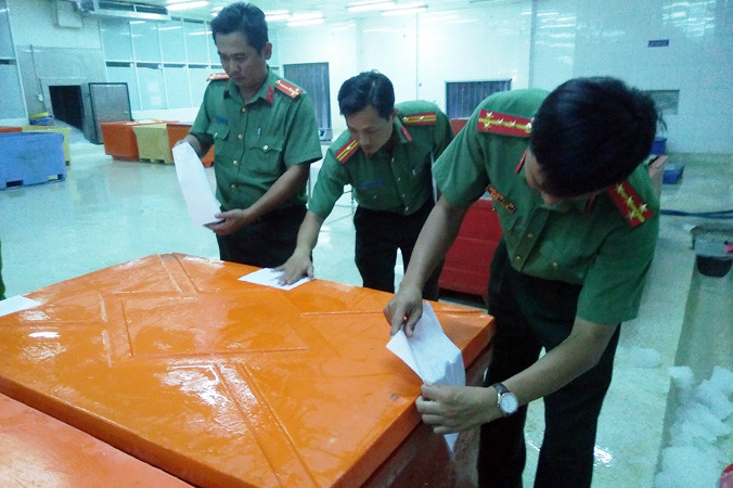 Lực lượng chức năng phát hiện, thu giữ tôm chứa tạp chất tại Cà Mau.