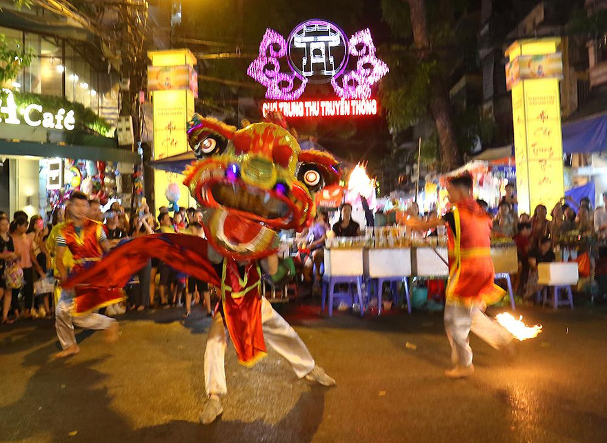 Phố Hàng Mã 'thất thủ' trước rằm Trung Thu