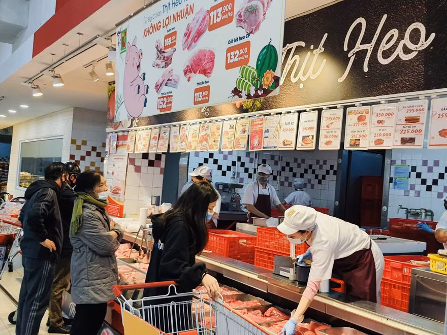 GIá thịt lợn siêu thi đang rẻ hơn chợ truyền thống thu hút người dân đến mua.