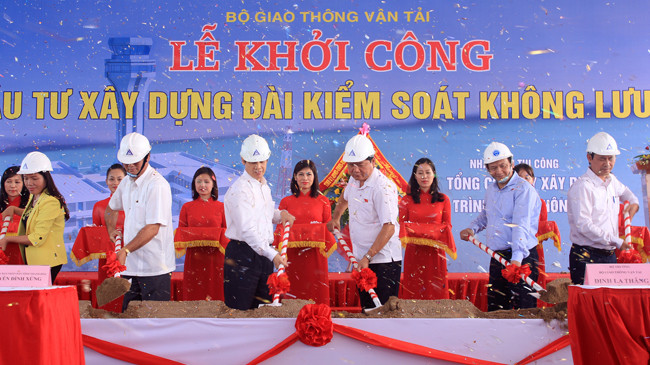 Lãnh đạo Bộ Giao thông Vận tải cùng ngành chức năng, chính quyền Thanh Hóa tham dự nghi lễ khởi công công trình. Ảnh: Hoàng Lam
