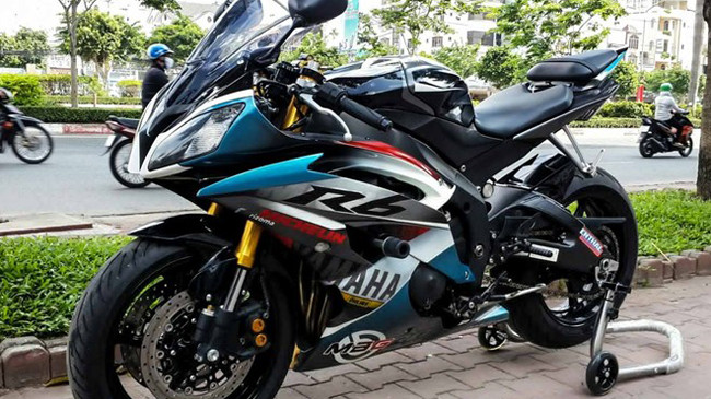 Chiếc Yamaha YZF-R6 đời 2008 nguyên bản màu đen. Để tạo sự khác biệt, chủ nhân đã sơn tem đấu cho dàn áo với các màu yêu thích là đỏ, xanh và vàng.