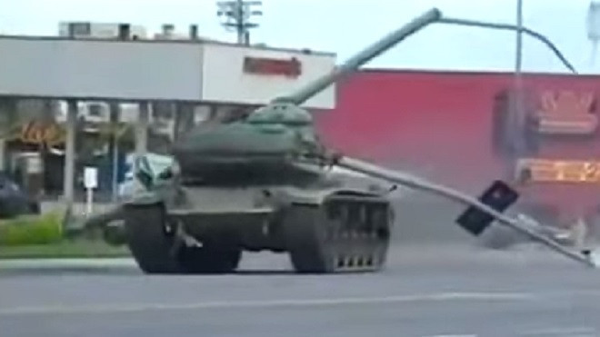 Clip màn rượt đuổi gay cấn truy bắt kẻ trộm xe tăng ở Mỹ